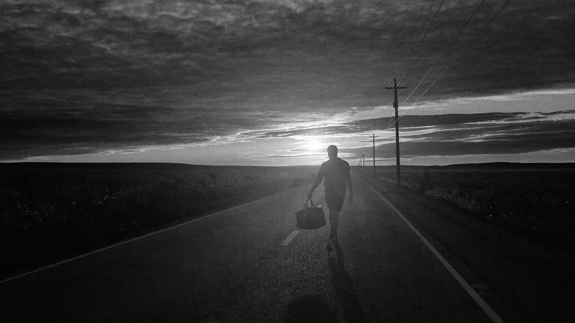 Atleta caminando solo por la ruta al amanecer